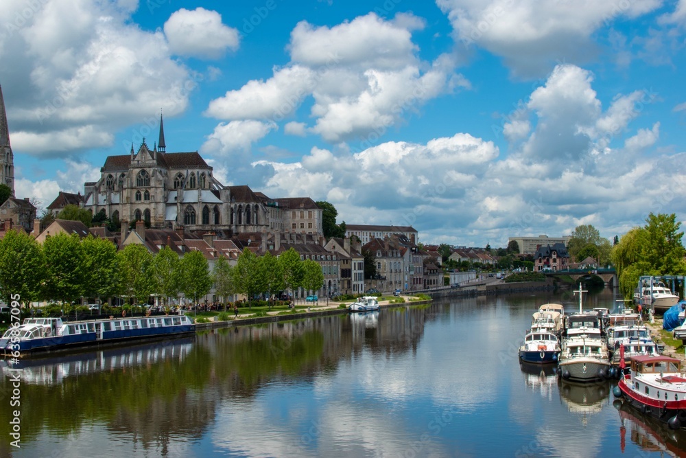 Fototapeta premium Photo de la ville d'Auxerre depuis les quais
