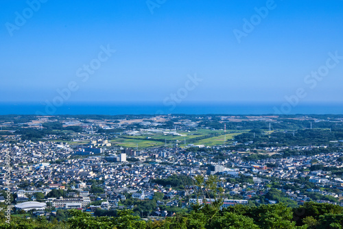 愛知県田原市蔵王山の展望台から眺める街並みと青い海と空 © n.s.d