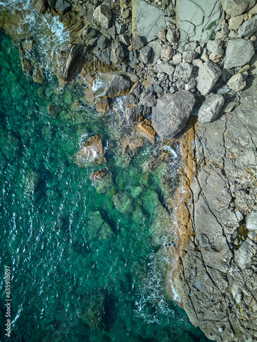 Vista aérea de rocas con agua turquesa en paisaje idílico  photo