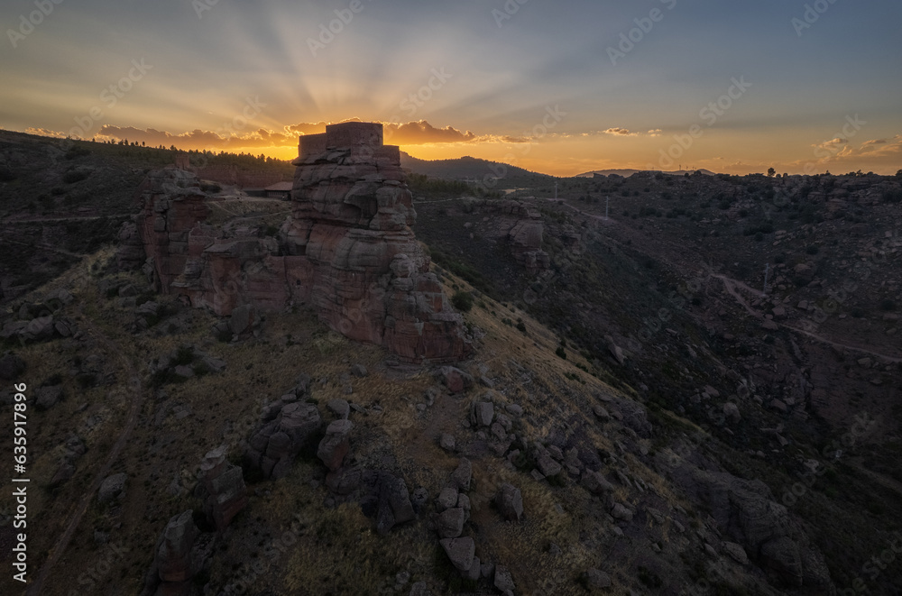 Castillo con sol detrás en el atardecer