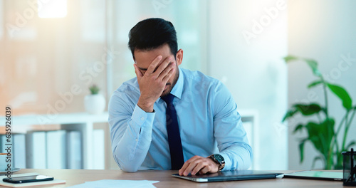 Fotografía Stressed Sales manager is angry about a bad sales report after a marketing campaign