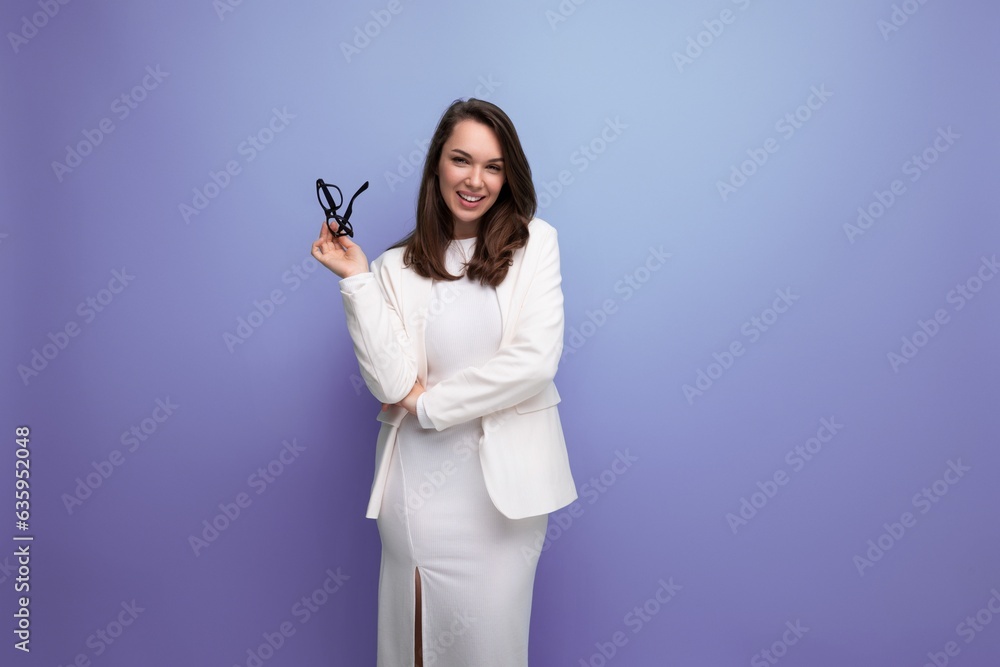 Φωτογραφία portrait of a young woman with dark hair in a white dress of model appearance