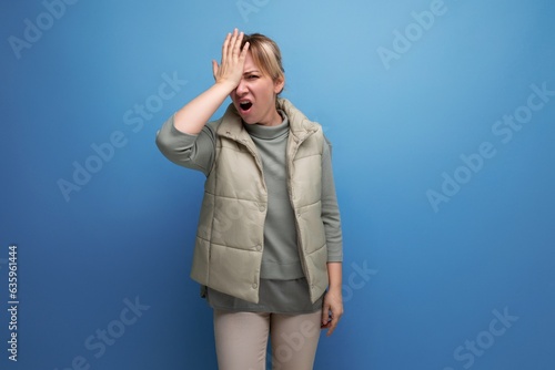 Obraz na plátně blonde 30s woman upset because of stupidity on studio blue background