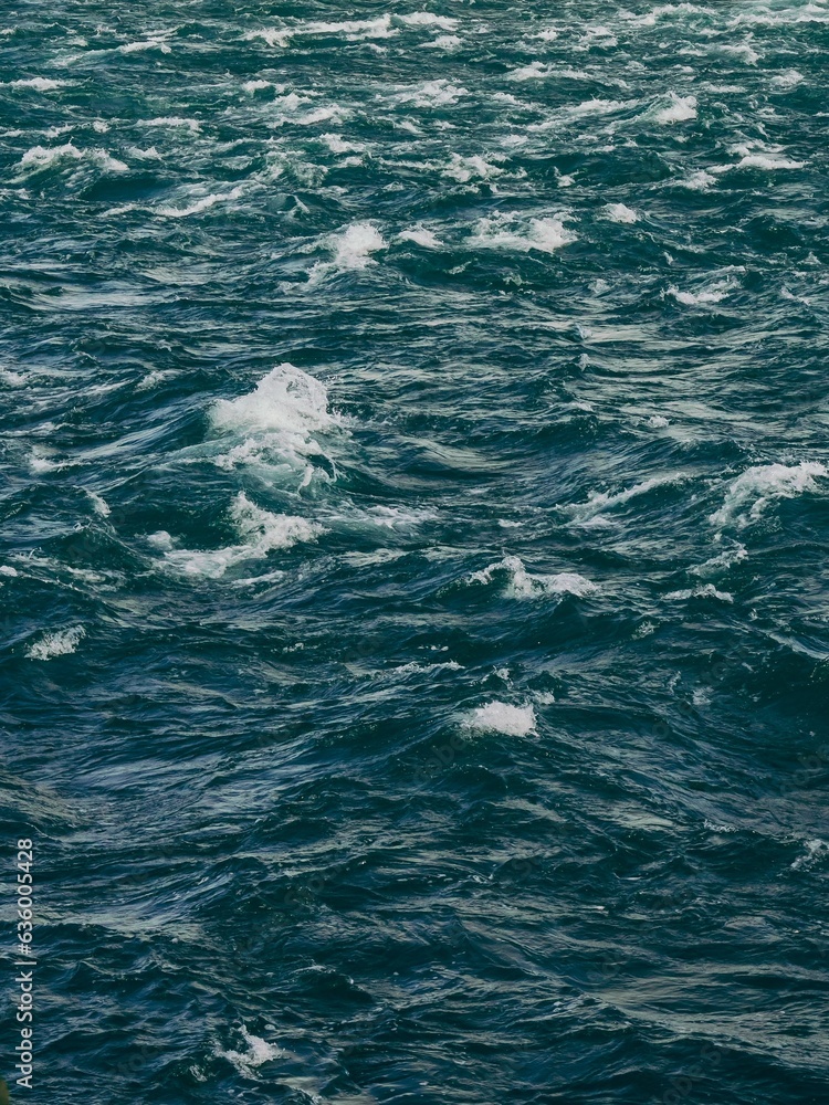 Naklejka premium Scenic view of blue waves in the sea