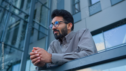 Foto Sad thoughtful man Indian Arabian pensive businessman entrepreneur employer on t