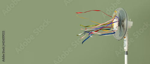 Εκτύπωση καμβά Electric fan with fluttering ribbons on green background