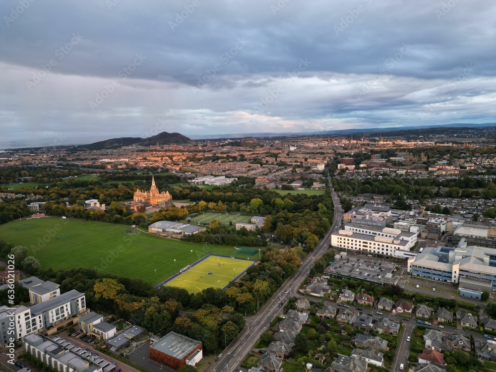 Obraz premium Aerial view of a historic Edinburgh Castle, in Scotland surrounded by a large crowd of admirers