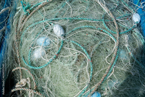 Fischernetze im Hafen von Roscoff, Bretagne