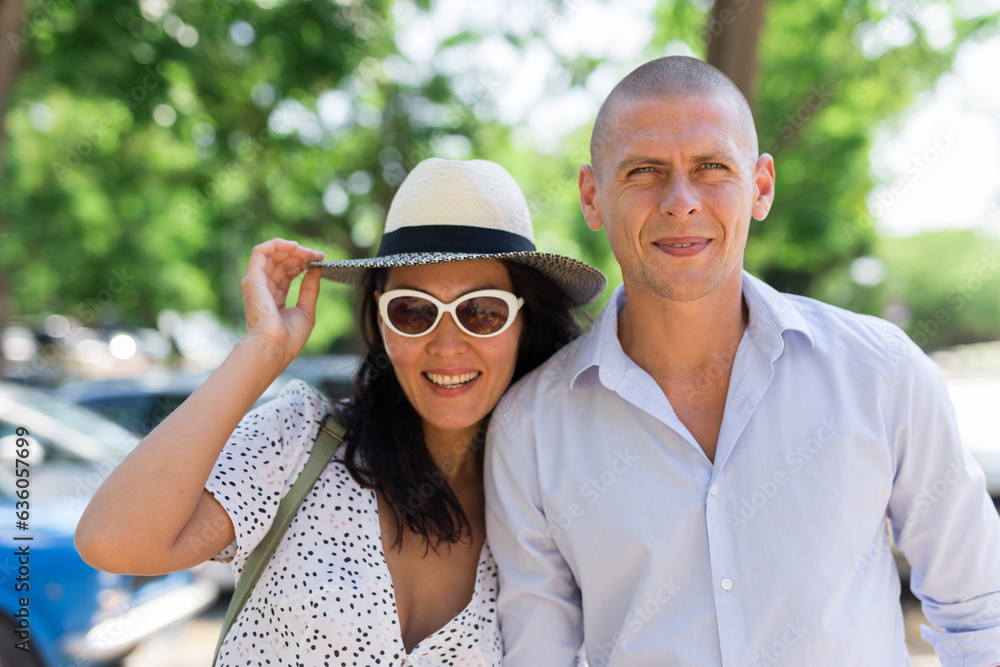 Obraz premium Woman and man holding each other hand and walking in summertime
