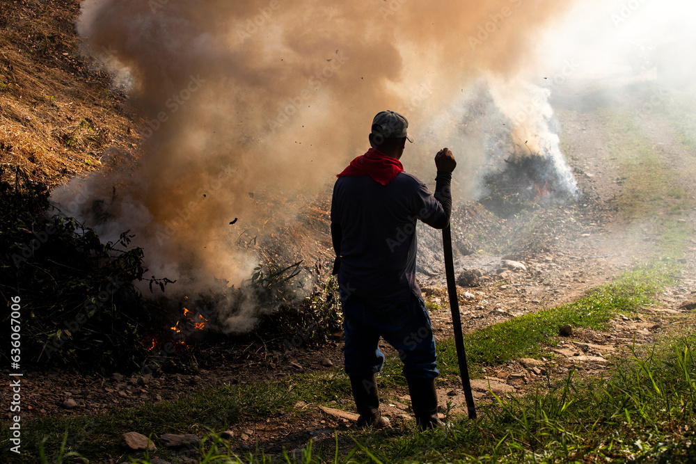 Obraz premium Colombian farmer burning forest in the mountains