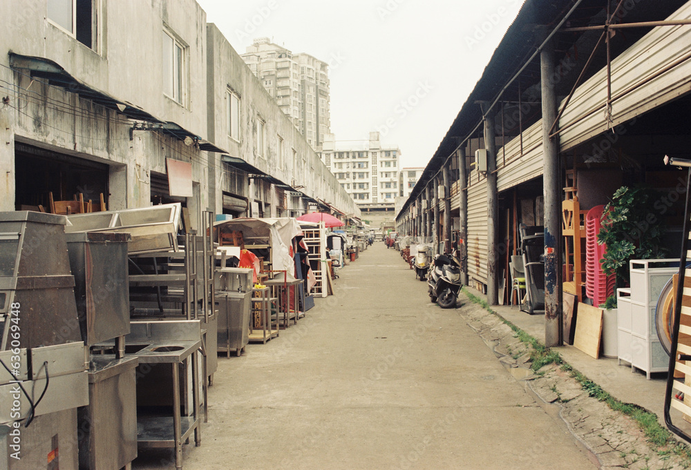 A street in the second-hand furniture market
A street in the second-hand furniture market