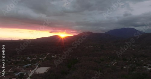 video de dron del atardecer en Huatulco. video 4k. concepto turismo y viajes