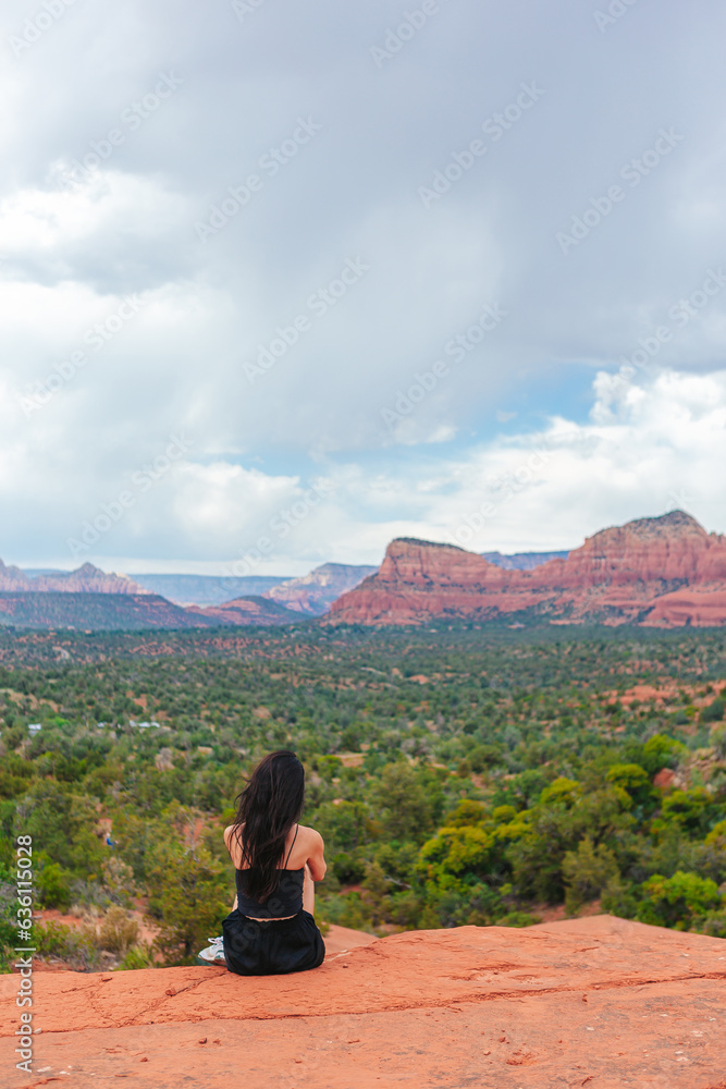 Young hiker woman on the edge of a cliff at Cathedral Rock in Sedona ...