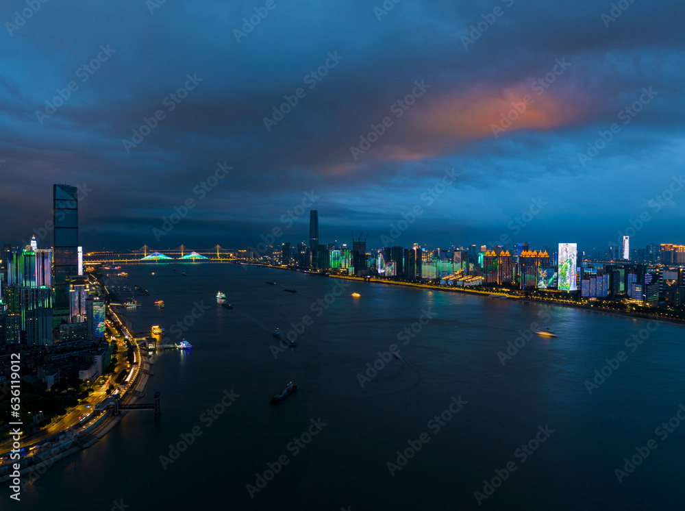 Fototapeta premium Wuhan Yangtze River and Han River on the four banks of the city landmark skyline scenery