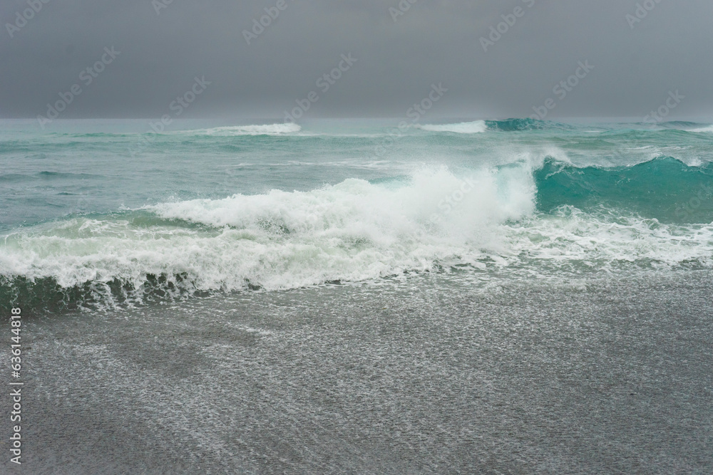 Fototapeta premium 台風通過翌日の海の色と波の姿。