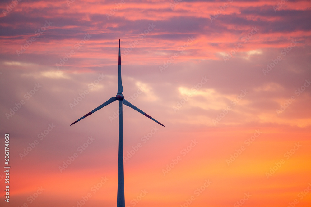 Fototapeta premium Windrad im Sonnenuntergang