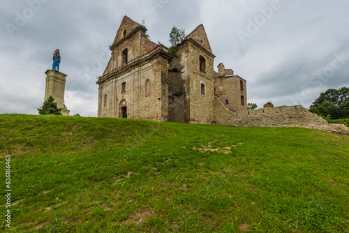 Fototapeta Naklejka Na Ścianę i Meble -  ruins of the monastery of the Barefoot Carmelites in the Bieszczady Mountains