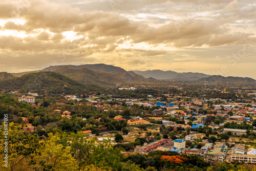 panoramic background of high mountain scenery, overlooking the atmosphere of the sea, trees and wind blowing in a cool blur, spontaneous beauty