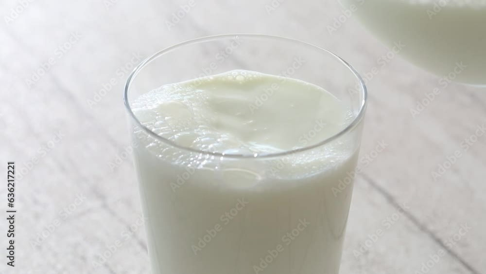ミルク、グラスに注ぐ牛乳 ミルク、グラスに注ぐ牛乳