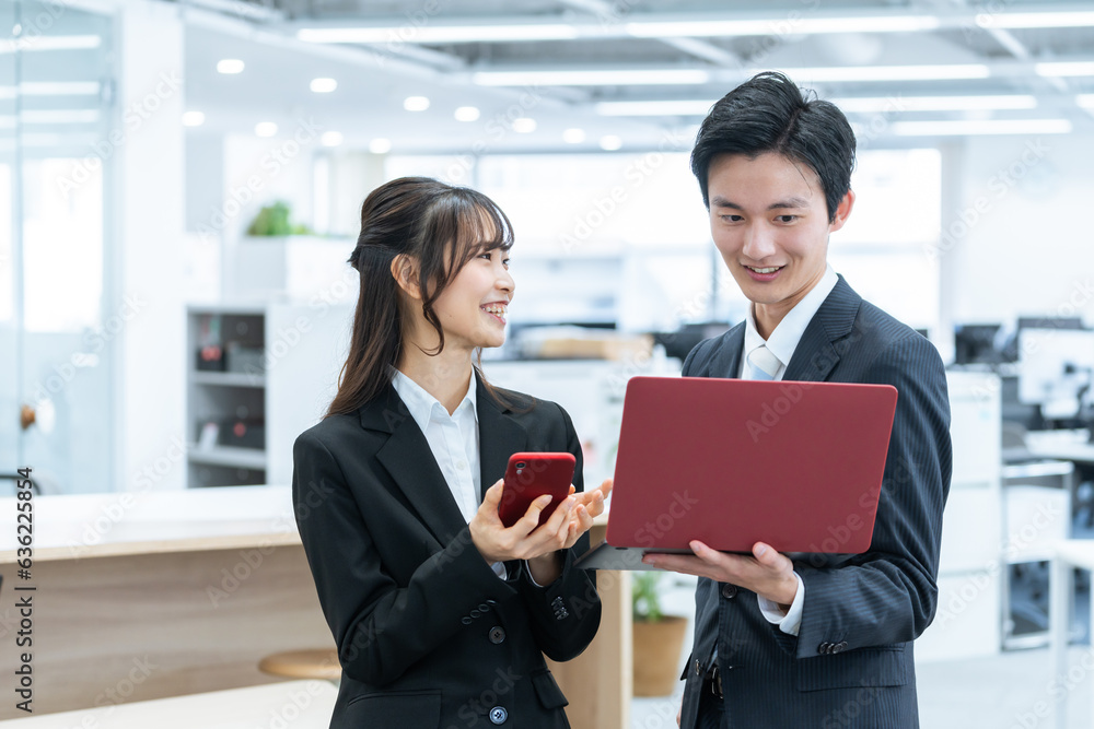 パソコンで仕事する新人ビジネスマン男女 パソコンで仕事する新人ビジネスマン男女