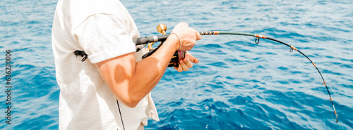 Angler hält die Angel ins Wasser