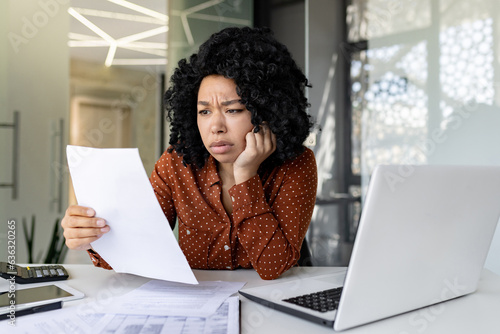 Εκτύπωση καμβά Upset and unsatisfied woman at workplace, businesswoman boss checking documents, accounts and contracts, financial woman got bad results in financial reports, working inside office with laptop