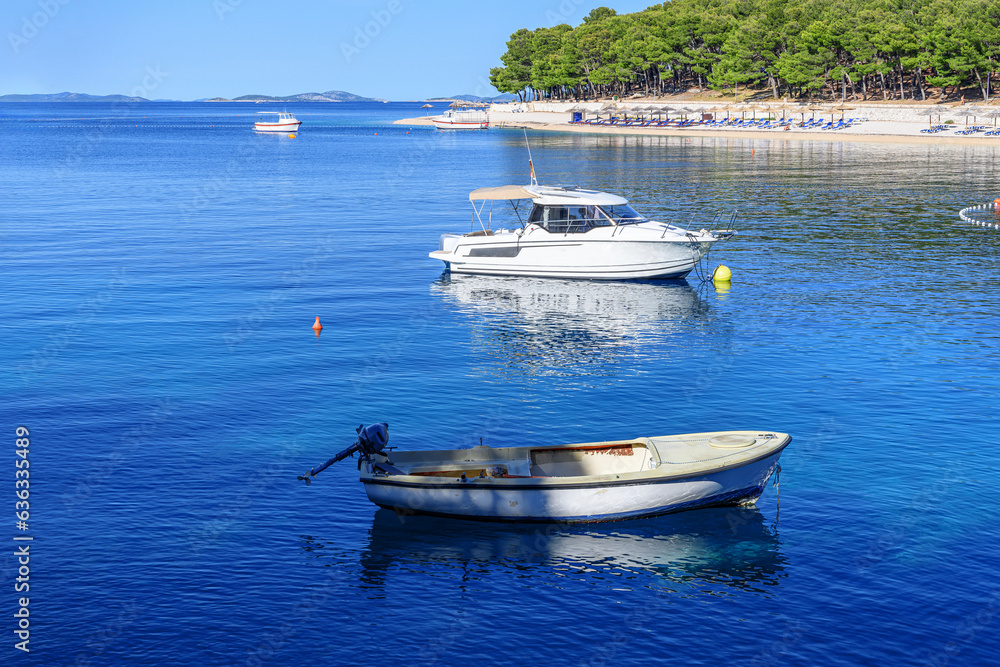 Obraz premium Beach and boats on the Adriatic coast. Primosten, Croatia.