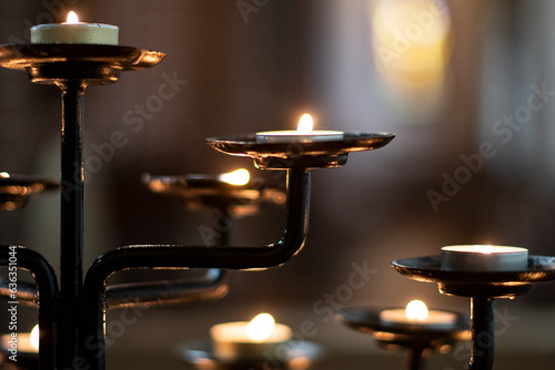 Foto Holy candlelight in an old Scandinvian church, closeup