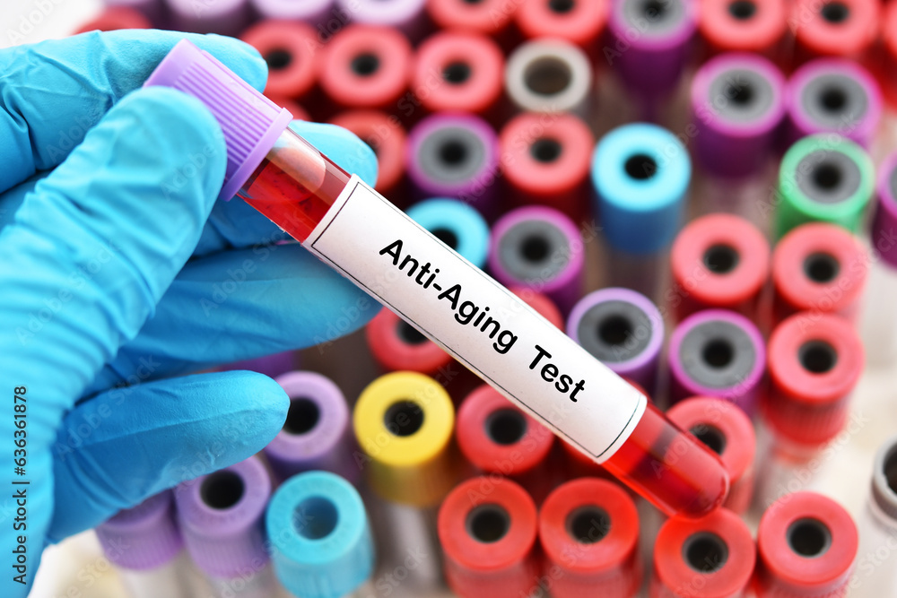 Obraz premium Test tube with blood sample for anti-aging test