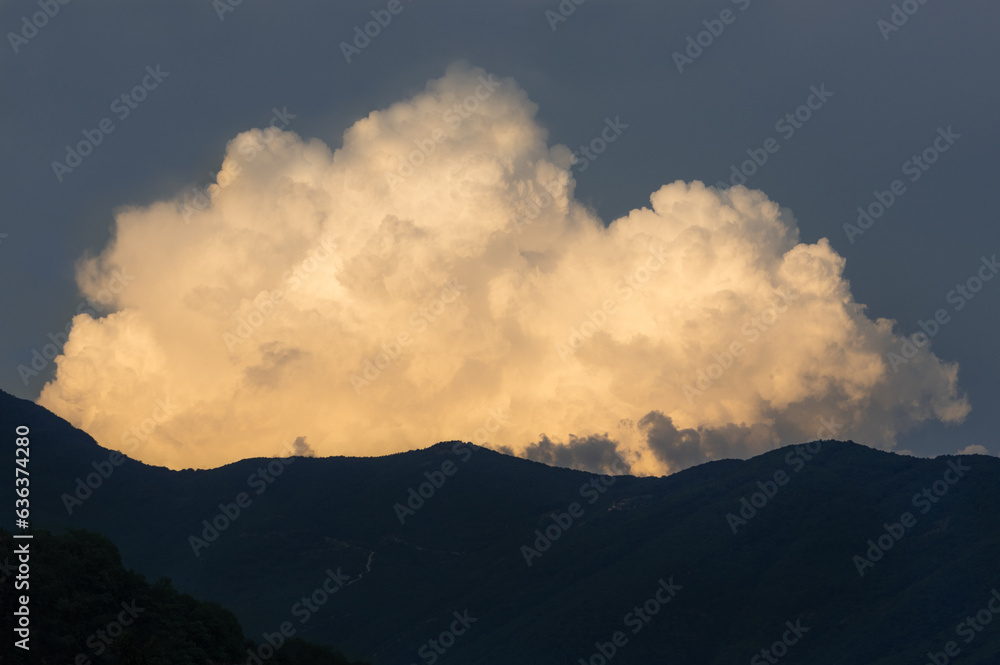 Obraz premium Cloud over a Mountain at Sunset