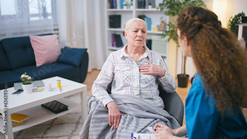 Tableau sur toile A senior woman complains to the visiting doctor about heart pain and arrhythmia