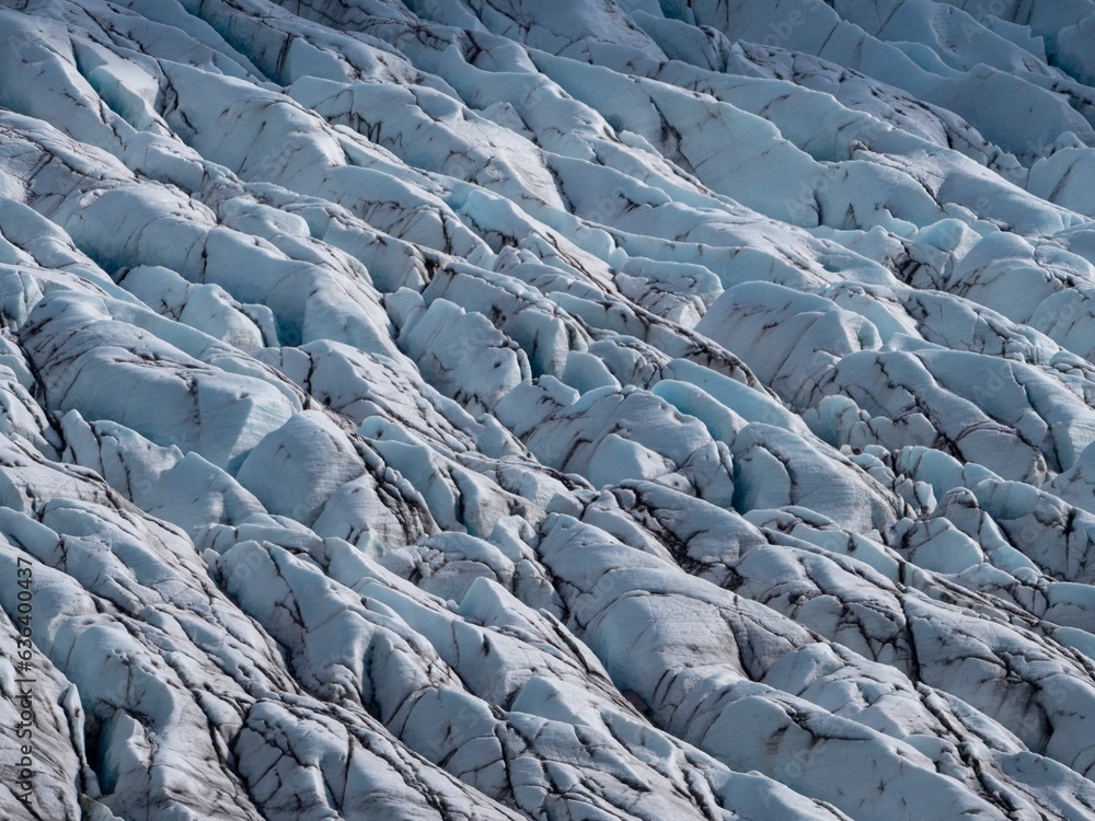 Fototapeta premium Breathtaking landscape featuring snow-capped mountains and a glacier with rocky outcroppings