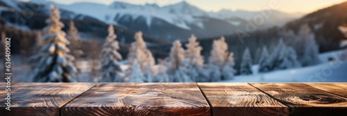 Leerer rustikaler Holztisch mit Winterhintergrund, schneebedeckte Berge, Platz für Text oder Produkte photo