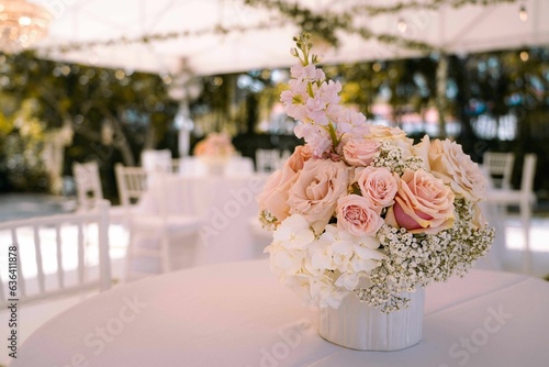 Εκτύπωση καμβά Closeup of a bouquet of roses on a table at a wedding