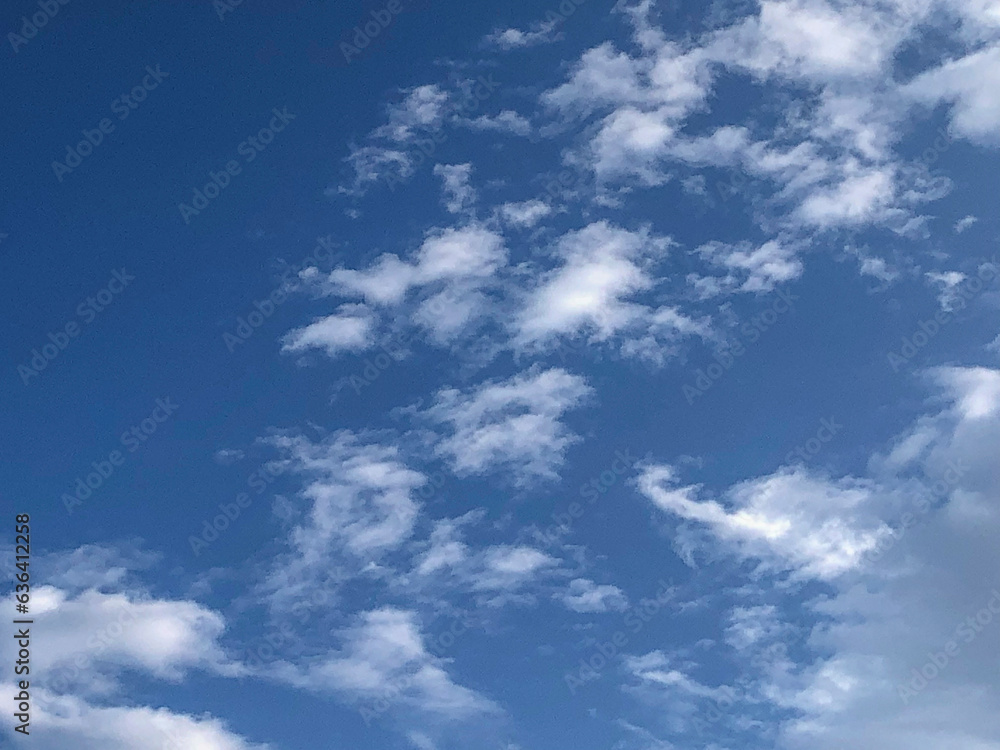 Cielo azul con nubes 