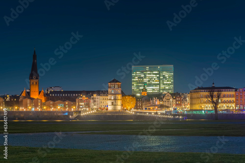Beleuchtetes Düsseldorfer Altstadtufer mit Schlossturm zur Blauen Stunde