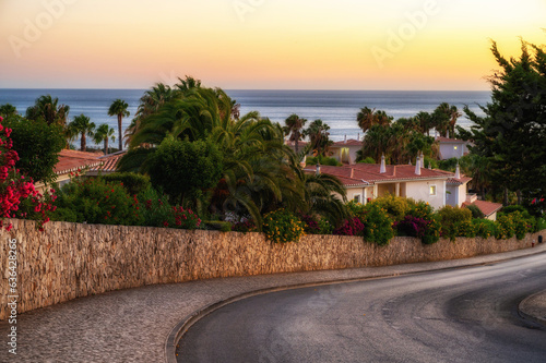 Straße und Gehweg in mediterraner Umgebung am Meer
