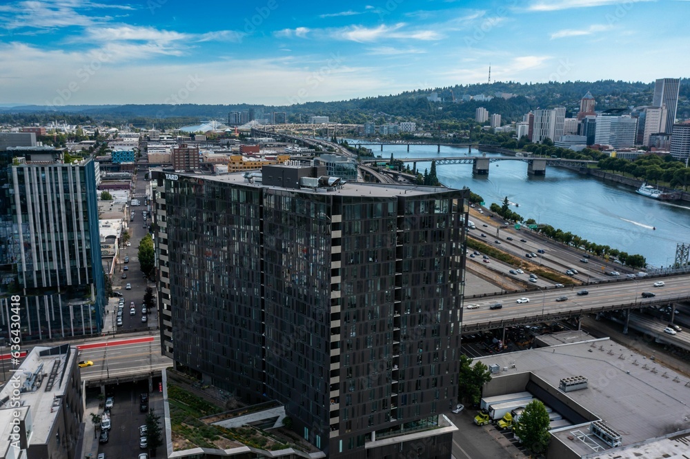 Obraz premium Aerial view of Portland East Side of the Willamette River Downtown on a sunny day