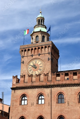 Uhrenturm auf der Piazza Maggiore in Bologna 