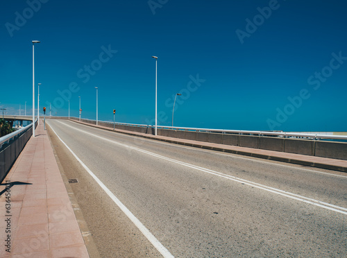 Empty freeway on a sunny summer day © chaossart