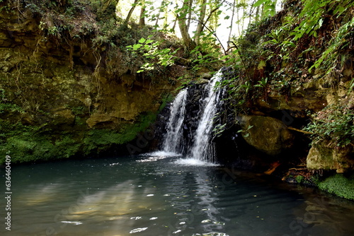 Fototapeta Naklejka Na Ścianę i Meble -  Wasserfall im Turona-Park in Bolsena