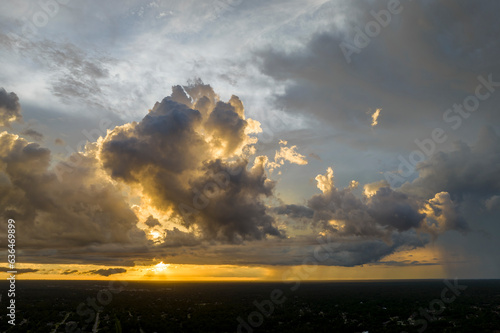 Φωτογραφία Cumulonimbus clouds forming before thunderstorm on evening sky