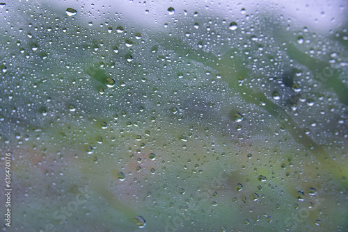 Gotas de lluvia en la ventana en un cristal Vista desde el interior en un d  a triste y lluvioso 