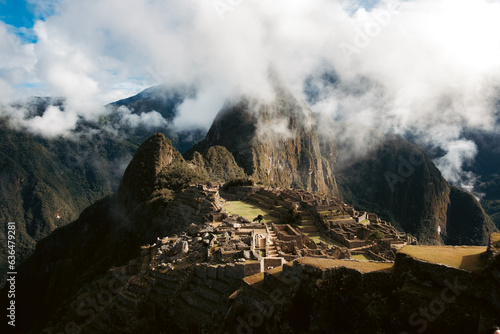 Antiga cidade inca nas montanhas, Machu Picchu cativa com sua arquitetura única e beleza mística, testemunha da grandeza da civilização perdida. photo