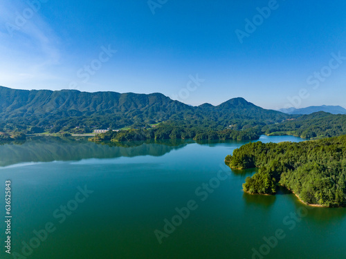 Aerial photography of a large reservoir with blue sky and white clouds and mountains
