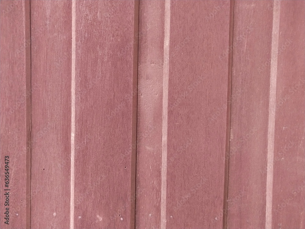 Fototapeta premium The wall is made of beautiful reddish-pink wood.