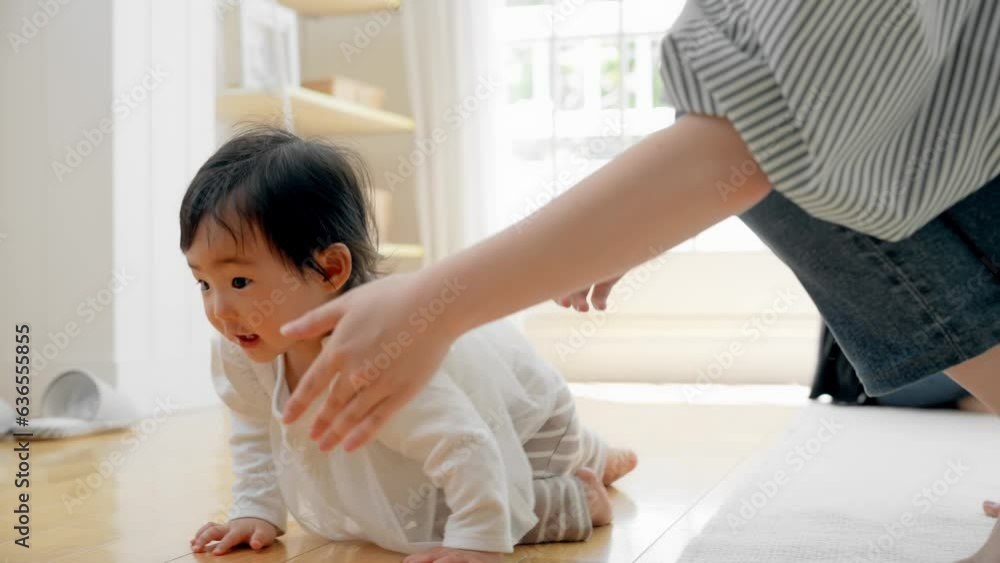 部屋でくつろぐ赤ちゃんとママ