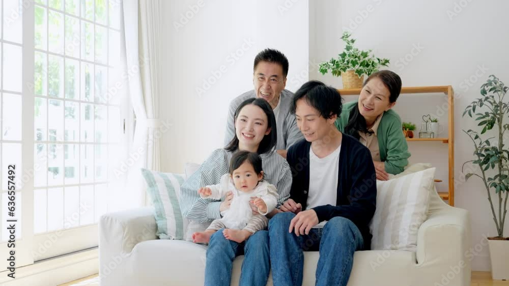 笑顔の赤ちゃんと三世代家族