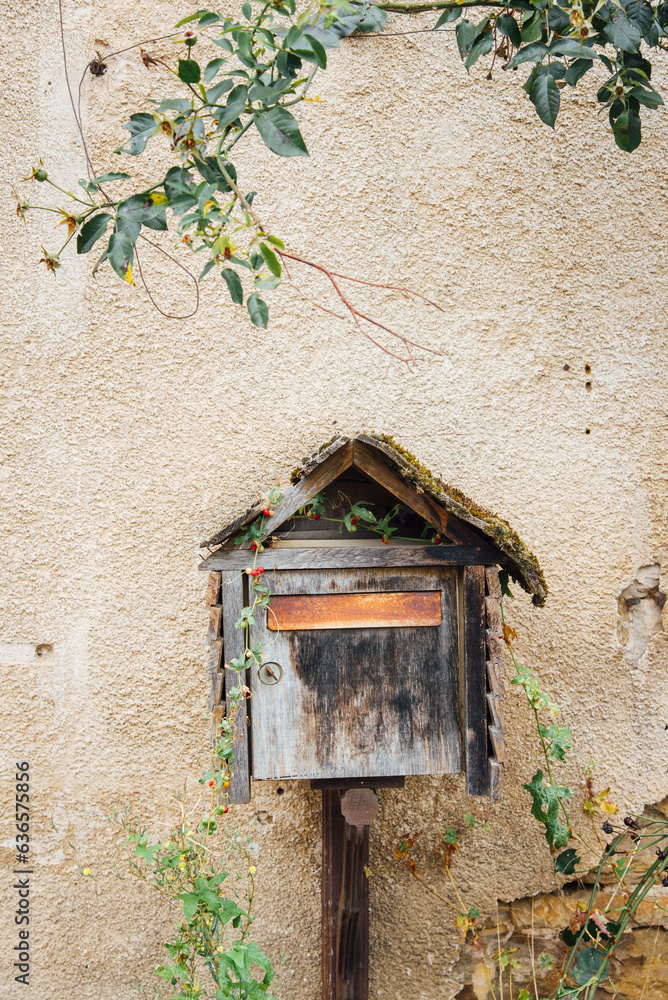 vieille boîte aux lettres en bois. Ancienne boîte postale abandonnée. Désert rural. Abandon de domicile. fin du courier