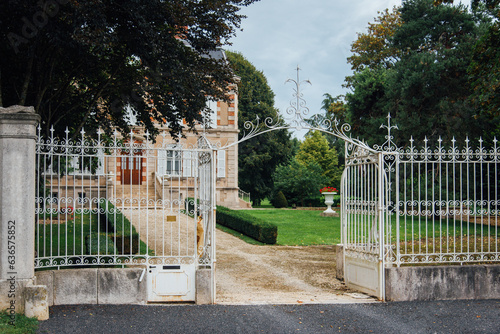 entrée d'une maison de maître. Entrée d'une maison bourgeoise. Portail d'une belle demeure. Maison et jardin élégants. Résidence luxueuse française photo